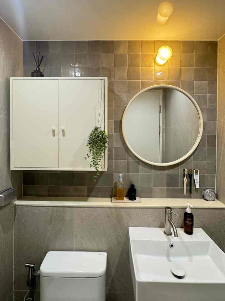 一平余りの小さなお部屋トイレです🌿

スペースが狭いので、できるだけコンパクトでスッキリとしたいと思いました。 

善台の上には、ちょうどよく使う必要なものだけを最小限に上げ、残りは上場にすっぽり隠しておくように整えておきました。

乾式に保ちながら収納場に小さな緑の植物でポイント与えたら、さらっと見える空間にむしろ爽やかな生気がしっかり生き残ったんですよ！  #작은집인테리어 #건식욕실 #미니멀라이프 #욕실수납 #식물인테리어 #플랜테리어 #타일인테리어 #랜선집들이 #젤타일


