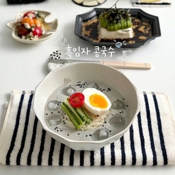 흑임자콩국수🥢
꼬소함의 끝판왕🖤
껄쭉하고 크리미한 느낌 좋고
면러버 답게 다양하게 먹는 면요리들
너무 좋아😎
연두부에 아보카도 조합도 진짜 너무 맛도리
만들어 둔 방토마리네이드도 맛이 잘 들었고
소면 삶는 스킬이 더 좋아지는 듯🤭
🔖
두부반모 땅콩버터 1T 두유 한팩 흑임자 3T
모두 블렌더에 곱게 갈아서 잠시 냉장고로
간장 2 매실청 1 화이트발사믹 1 통깨 1 올리브오일 2
비율로 드레싱 만들어 두고
연두부 아래 가위집 약간 넣어 통에서 쏙
빠지면 접시 담고 아보카도 올려
드레싱 부어주고 김가루로 마무리
끓는 물 소면 넣고 흰거품 물 끓어 오르면
찬물 넣는 과정 3~4번 반복 (대략 3분)
익은 소면 채에 받쳐 차가운 물로 벅벅 씻고
물기 뺀 후 볼에 담고
채썬 오이 반숙 계란 방토 반쪽 올리고
냉장고 넣어 둔 흑임자콩국 붓고
얼음 동동 검은 깨 솔솔 완성🎶
_
#집밥 #흑임자콩국수 #연두부아보카도샐러드 #콩국수 #한그릇음식 #오홈스토랑 #예쁜템최고야 #콘수프기록집 #레시피 #플레이팅 #오덴세 #테클라 