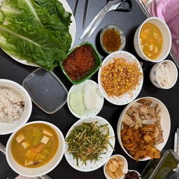 토요일 저녁은 삼겹살!
집밥좋아하는 딸래미랑 신랑덕에 삼겹살도 집에서 ㅎㅎ
그래도 롤팬있으니 기름 튈일 없고 아주 맛있고 
연기 많이 나는 김치도 후다닥 볶아버리기!!
#출첵
#콘수프기록집 
#현명한소비
#롤팬 
#삼겹살
#된장찌개 
#집밥
#우리집추구미
#맛있는한끼 
#저녁메뉴 