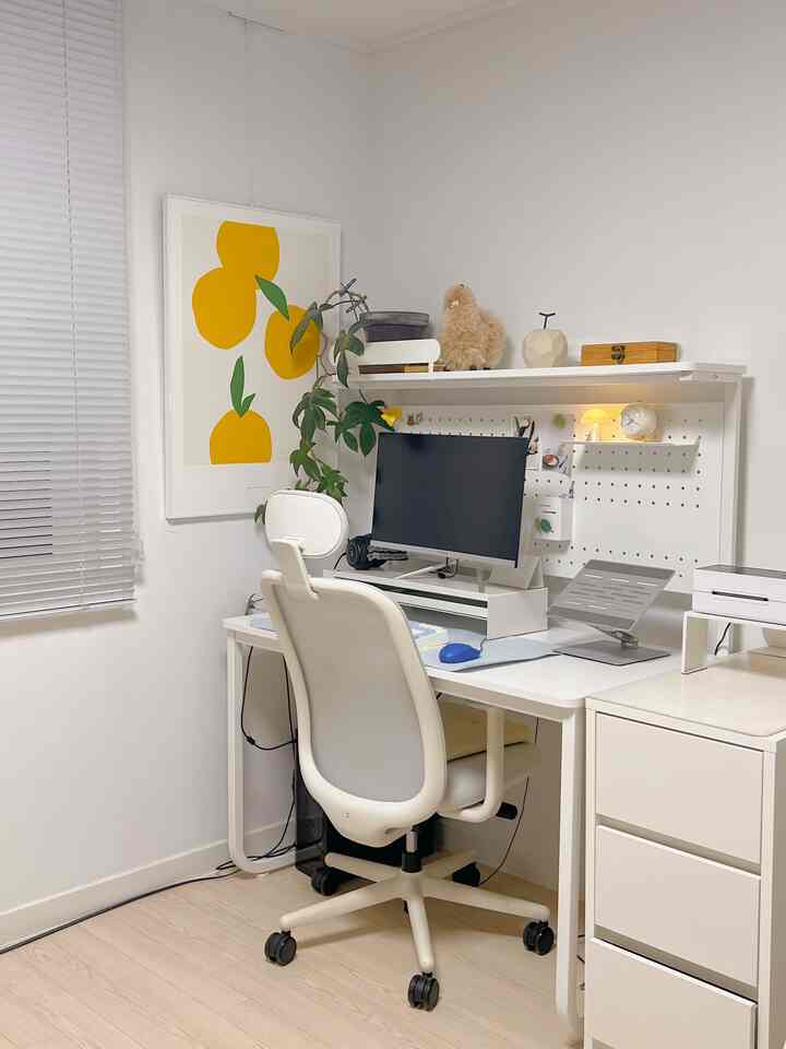 #콘수프기록 #오늘의우리집 #데스크테리어 #책상인테리어 
大きな息子の部屋にあった机があまりにも多くの場所を占めた
今回はきれいなホワイトデスクに変えました🤍

お母さんの好みでいっぱいになってこれを載せて
少し飾ってみましたが、思ったよりもよく似合いますね:)

ホワイトラの部屋が一層スッキリと広く見える感じ！
シンプルで飽きずに気に入っています。

息子はどうかわからないが…。 😂
一度お母さんはとても満足しています🫶🏻