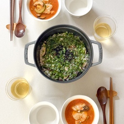 🌟
🍽️오늘의 메뉴
-순두부찌개
-표고솥밥
남편표 순두부찌개와 버섯향 진하게 나는 표고 솥밥✨
요즘 너무 바빠서 요리에 시간을 많이 못쓰고 있어서 남편이 많이 도와주고 있어요🎶 남편은 아직 요리까지는 어려운 요린이라 간단하게 먹었숩니당🙌🏻
 #신혼은뭐먹집 #신혼밥상 #집밥 #집밥요리 #집밥기록 #오홈스토랑 #오늘의집  #오늘의집에서샀어 #오늘의식탁 #홈스토랑 #홈스윗홈 #디너 #디너플레이트 #디너테이블  #한상차림 #오늘의집 #오늘의집FTC26기 #FTC26기 #콘수프기록집  #한끼 #순두부찌개 #표고솥밥 #솥밥
