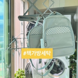 🎒남는 책가방, 깨끗이 세탁해서 기부하려고요.
반년 넘게 안 쓰는 가방.
1, 2 학년 때 쓰던 저학년 책가방을
손질하려고 꺼냈어요.
오늘은 찌든 때 가득한 책가방 세탁법을
소개해 볼게요.
📍책가방 세탁
1. 세탁 후.
2. 준비물-대야, 고무장갑, 세탁망,
워싱 소다, 빨랫비누, 운동화 솔.
3. 세탁 전.
4. 대야에 물 받아 워싱 소다 녹이기.
5. 가방을 10분간 푹 담그기.
6. 운동화 솔에 빨랫비누 묻혀 
오염 부위 문지르기.
(어깨 끈, 바닥, 손잡이 위주)
7. 지퍼와 버클 채워서
세탁망에 가방 담아
8. 세탁기 헹굼 최대, 탈수 섬세, 
찬물로 세탁.
9. 모양 잡아 자연 건조.
⭐️ 지퍼와 버클 확인!
아담한 저학년 책가방이라 
책 넣기 힘들었지만 
아이의 1, 2학년이
생각나 애틋하네요.
추억은 마음에 담고 
물건은 기부로 보내 주려고요.
그동안 수고 많았고
새 주인 만나 새 출발 하렴.
오늘도 단정한 집을 가꿔요. 🏡
(자세한건 블로그를 참고하세요)
#서나의살림레시피 #미니멀살림러 
#가방빨래 #책가방세탁 #책가방빨래
#홈케어 #가방세탁 #빨래노하우 #세탁꿀팁
#살림팁 #살림꿀팁 #살림노하우 #살림기록
#주부9단 #집안일 #개학준비 #환절기루틴
#콘수프기록집 #오늘의우리집