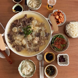 스지수육전골 .ᐟ 
 #신혼은뭐먹집 #신혼밥상 #집밥 #집밥요리 #집밥기록 #오홈스토랑 #오늘의집  #오늘의집에서샀어 #오늘의식탁 #홈스토랑 #홈스윗홈 #콘수프기록 #스지수육전골