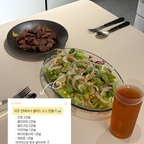 


자주 해먹는 미즈컨데이너 샐러드 파스타 
레시피 🥗💚

수육은 강레오 셰프님의 레시피 참고해서 만들어봤아요 
찜기에 쪄서 만든 수육인데 
간편하고 고기냄새도 안나게 맛잇게 먹엇네요 ! 

먹을때 부추겉절이 필수에요 ! 


#오늘의우리집 
#콘수프기록
#콘수프기록집 
#요리레시피
#샐러드파스타
#수육 
#수육레시피 