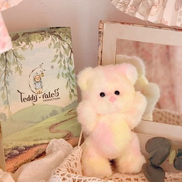 안녕하세요 멜입니다🧚🏻‍♀️
요즘 저희집에 작은 친구 하나가 생겼어요🌟
테디테일즈 네이처 힐링 시리즈는
자연이 건네는 파스텔빛 위로를 담은 레나베어예요🧸
제가 고른 아이는 ‘꽃내음 맛 별사탕’ S사이즈인데
상큼한 시트러스 한 방울이 흩날리는 꽃잎처럼 살며시 스치며
막 피어난 봄의 설렘을 담은 향이에요🍬🌸
환경에 따라 최대 3~6개월 정도
은은하게 발향이 지속된다고 해요✨️
그리고 레나베어의 큰 장점!
팔이랑 다리 관절이 움직여서
원하는 포즈로 바꿔줄 수 있는 것도 귀여운 포인트🫶🏻
책상에 앉혀두기도 하고 선반에 세워두기도 하면서
그날그날 조금씩 자세를 바꿔주는 재미가 있더라구요😚
핸드메이드 제품이라 같은 컬러라도
원단의 색감이나 디테일이 조금씩 다르고
파스텔톤의 그라데이션도 은은하게 들어가 있어요💗
6가지 색상에 XS 15cm, S 20cm
두 가지 사이즈로 나와서
취향에 맞게 골라볼 수 있어요❣️
제가 좋아하는 파스텔톤 공간에
귀여운 포인트 하나 더 생긴 것 같아서 마음에 들어요🧸💛🩷
#콘수프기록집 #예쁜템최고야 
#유부의세계 #아끼는애정템
#테디테일즈 #레나베어 #네이처힐링시리즈 #집들이선물 #인테리어소품 #데스크테리어 #집사의장바구니 
#파스텔인테리어 #인형선물추천 #인형인테리어 #파스텔소품 #방꾸미기 #방꾸미기소품 #책상꾸미기 #데스크꾸미기 #홈인테리어 #집꾸미기 #감성소품 #인테리어인형 #맞팔 #맞팔환영 #소통 #팬트리정리
