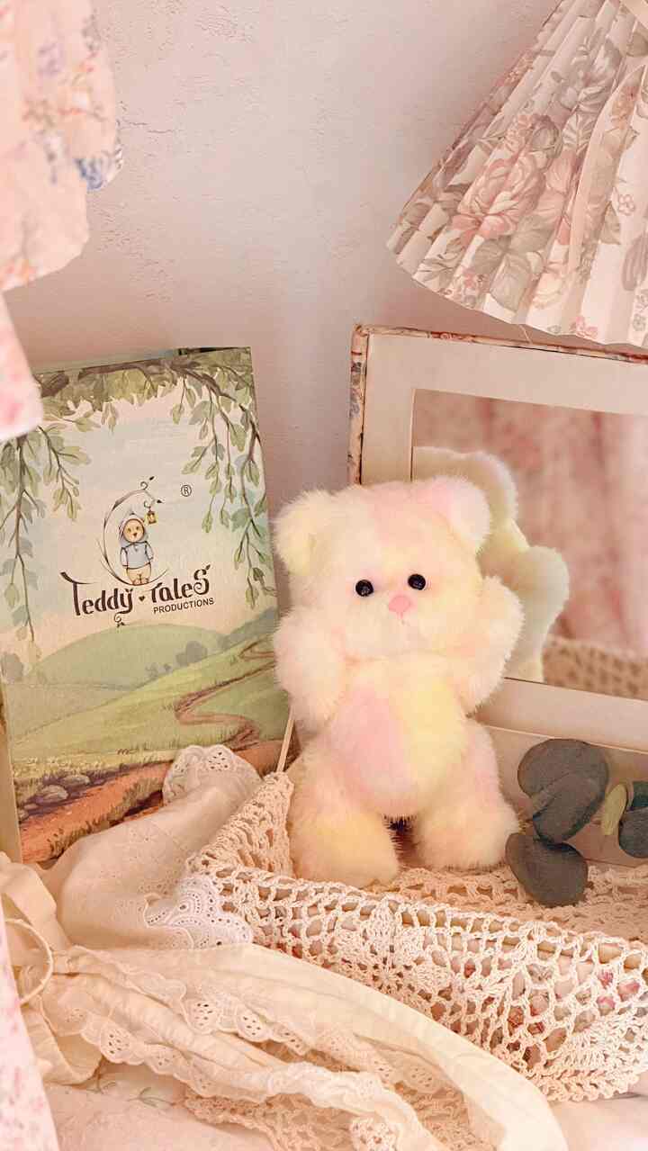 こんにちはメルです🧚🏻‍♀️

最近私の家に小さな友達1人ができました🌟
テディテイルズネイチャーヒーリングシリーズは
自然が渡るパステルカラーの慰めを込めたレナベアです🧸

私が選んだ子供は「花の香り味のお菓子」Sサイズです。
さわやかなシトラスの一滴が散らばる花びらのように生きる
咲いたばかりの春のときめきを込めた香りですよ🍬🌸

環境に応じて最大3～6ヶ月程度
ほのかな香りが持続するそうです✨️

そしてレナベアの大きな利点！
腕と脚の関節が動いている
好きなポーズに変えられるのも可愛いポイント🫶🏻

机に座って置いたり、棚に置いたりしながら
その日その日少しずつ姿勢を変えるのが楽しかったですよ😚

ハンドメイド製品なので同じカラーでも
生地の色味やディテールが少しずつ違う
パステルトーンのグラデーションもほのかに入っていますよ💗

6色にXS 15cm、S   #네이처힐링시리즈 #집들이선물 #인테리어소품 #데스크테리어 #집사의장바구니  #인형인테리어 #파스텔소품 #방꾸미기 #방꾸미기소품 #책상꾸미기 #데스크꾸미기 #홈인테리어 #집꾸미기   {} #소통 