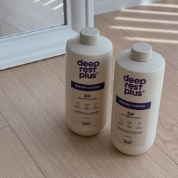 #협찬 l @deeprestplus_official
침구 세제를 따로 써보는 건 처음인데
이번에 딥레스트플러스 베딩클렌저를 사용해봤어요 🛌🫧
땀과 각질은 물론 침구에 배어 있던 냄새까지 깔끔하게 잡아주고,
세탁 후에도 침구의 부드러운 촉감이 그대로 느껴져서 좋았어요.
그리고 포근하고 차분한 아로마 향이라
세탁 후 침구에 누웠을 때
은은하게 퍼지는 향이 정말 기분 좋더라고요 🤍𓈒𓍼𓏸
매일 피부에 닿고 자주 세탁하는 침구인 만큼
세제도 조금 더 꼼꼼하게 고르게 되는 것 같아요.
#콘수프기록집 #현명한소비 #딥레스트플러스 #drp #세제추천 #침구세제 #맞팔 #맞팔해요
