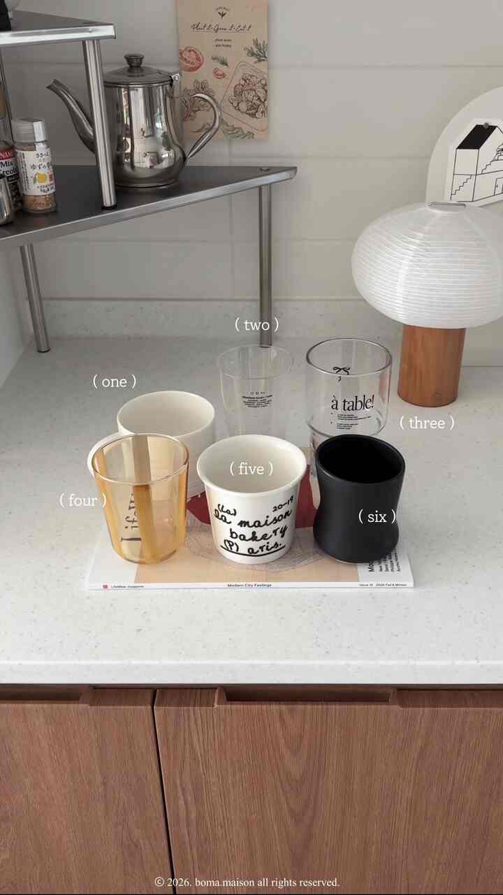 #콘수프기록집 My ☕️Cup Collection ⊹₊ ⋆

よく使うコーヒーカップを短く入れてみました◡̎

とりあえず私の基準グリップ感良く、
ラテを入れたときはきれいでなければなりません。
大きすぎず適度なサイズでカップが好きです！

❶離島・旋律マグカップ／本日の家単独

持ち手グリップ感がとても良い陶器カップです！
容量は280mlで適度使い、カップデザインもシンプルながら
線の柄が光の角度によって違う感じを与え、
一つの作品を見ると思います。

❷ GBH • ドリンクガラスシーンM

ずっと持ちたかったガラスカップ！
これが本当のカップ名そのままシーン！本当に薄いです。
皿を洗って間違っていると壊れると思います。
サルサル扱わなければならないガラスカップだったんです！
容量は320mlアイスラテカップでピッタリ
飲み物を入れたときにきれいな溢れ..👀👍🏻

❸ 自家製(?)ガラスカップ
「オフプリント美」で自分だけのカップを製作できますが、
私は自分でデザインして場所までつかみました。
ガラスカップイエヨンｗｗｗｗ世界に一つしかない！
オフリント美のホームページに行くと、さまざまなカップに
製作できるから自分だけのカップ作りたいなら
難しくないように作ることができて用ㅎㅎ

❹ZARA•ラインディテールガラスカップ

ザラホームで見て購入したガラスカップなのに、
価格もそれなり大丈夫デザインもユニークなので
心配なく購入したガラスカップです◡̎

❺ セームディ・ベーカリーデザートボールM
 
ヨーガーはデザートボールですが、私はラテカップで書いています。
本当にこれは購入してから数年かかりましたが、
印刷剥がれもなく丈夫です。
詰まっても綺麗でよく愛用するカップですよ！

❻ハシュタ・チャックセラミックスマグカップ

おそらく今黒はありません、
これは本当の名前のまま手がふり -  #머그컵 #컵추천  #홈카페존 #홈카페소품 #유리잔 #유리컵추천 #머그컵추천 #머그컵추천 #집들이선물
