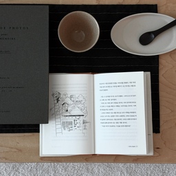 #오늘의우리집 #콘수프기록집
찻잔과 그릇을 꺼내는 오후🍵
좋아하는 찻잔과 디저트 그릇을 꺼내 무엇을 담기 전의 모습을 한 장 남겨봤어요.
모양이 다른 그릇도 베이지와 화이트로 색을 맞추고 블랙 스푼과 매트를 더하면 차분하게 연결돼 보여요.
예쁜 그릇을 고르는 시간부터 이미 홈카페가 시작되는 기분이에요🤎
#찻잔 #디저트그릇 #예쁜그릇 #테이블웨어 #홈카페 #홈카페소품 #테이블스타일링 #티타임 #다기 #책