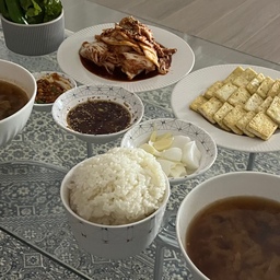 오랜만에 집밥이 먹고 싶었던 날ㅎㅎ
남은 겉절이랑 두부부침, 된장국 끓여 먹었답니다!
겉절이를 만들 때는 어떤 날은 넘 맛나고 어떤날은 진짜 별로고,, 레시피를 보고 하는데 왜 그럴까요…???🤨
#겉절이 #두부부침 #된장국 #모던하우스 #카페트 #밥그릇 #접시 #디너접시 #오슬로 #도자기그릇 #먼데이하우스 #거실테이블