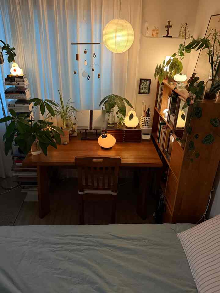 ＃私の家の照明

植執事のウッドデスク照明ムード🌿✨

✔️ルミール - 果実照明、カボチャ照明
✔️レクソン - ミナミニ、テラス照明
✔️ロングデュ - ロングドレシルバー
✔️ムドン - 花のふくらはぎの照明（枯れて子供たちの照明にぴったり！）
✔️モバイルアイランド - ベーグル照明
✔️カヌレライト
✔️ハンジライト

あまりにも愛情のある照明ですが、
二重で最も愛情のある照明は 
ルミールの実照明です。

バッテリーも本当に長持ちし、耐久性があり、頑丈で
数年目のデスクで私の睡眠ムードなど 
責任を持ってくれてきれいです。

特にルミール照明を愛する理由は
植民地時代の果実とカボチャの形の照明です。
無条件愛ですよ🤭🌱

ウッドデスクにふさわしい夜ムードの照明がとても良い最近です🌿
。
。
。
＃木本棚＃ブランクマンション＃本棚＃木本棚＃デスクテリア＃木製インテリア＃木製机＃原木机＃机＃フランテリア＃植物インテリア＃照明＃ムードランプ＃授乳灯＃きれいな照明＃ルミール＃照明インテリア 
