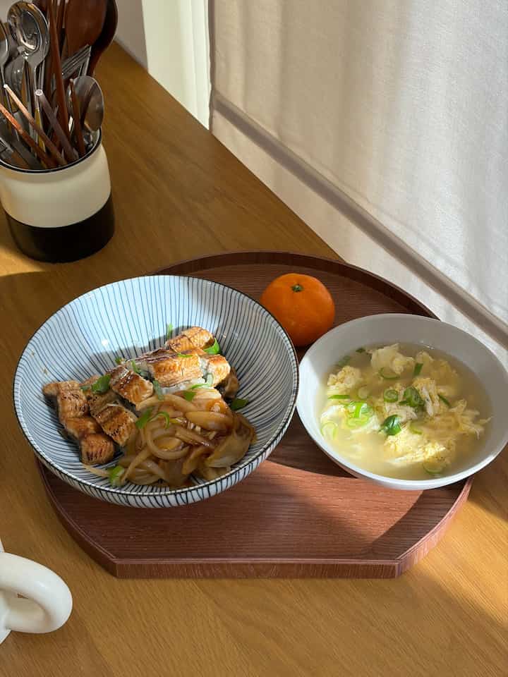 #예쁜템최고야きちんとしたハンサン🍲

いつか日本の食文化が好きになりました。 
恥ずかしい寒さが与える意味 

着付けも整理も楽になるバンダルトレイ 
ご飯を食べるときに最初に探すアイテムです。  #테이블 #테이블웨어 #테이블보 #이케아 #무인양품 #반달트레이 #식기추천 