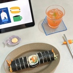 어젯밤부터 꼭 먹고 싶었던 묵은지 참치김밥을 사서 먹었어요🐟🥢
몇주전부터 컨디션이 난조라 요리를 신나게 만들 수가 없어서 간단하게 사먹는 일이 많아요🥲
오랜만에 업로드를 위해 양심이 찔리지만
산걸 접시에 옮겨 점심을 한 컷 찍어 보았어요.


시원하면서도 흐린 날이라 창문도 열고 미뤄놨던 집안일들을 하나씩 했어요🧦
실내화랑 베개를 세탁하니 오랜만에 보송보송하고
쿠션감이 더 느껴져서 좋네요.


가을 바람에 너무 시원해서 요즘 산책하기에 좋은 날씨 같아요🍁🍂
가을 산책하며 시원한 오후 다들 보내세요!



#콘수프기록집 #오늘의우리집 #타원접시 #파스타접시 #덮밥접시 #덮밥그릇 #파스타볼 #파스타그릇  #수저받침 #소스볼 #소스그릇 #유리컵 #무인양품컵 #오홈스토랑 #실내화정리 #실내화거치대 #실내화정리대 #화분정리 #화분선반 #맞팔 #맞팔환영 #맞팔해요
