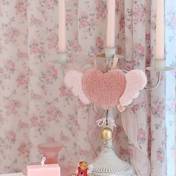 안녕하세요 멜입니다🧚🏻‍♀️
요즘 제 눈에 자꾸 들어오는 귀여운 하트 하나 🩷
소푼에서 선물로 보내주신 터프팅 도어벨인데
알록달록한 색감이 너무 귀엽더라구요 🎀
평소에도 이런 아기자기한 소품들을 좋아하는데
하트 모양이라 그런지 볼 때마다 괜히 기분이 좋아지는 것 같아요
집에 예쁜 것들이 하나씩 늘어나는 재미로
요즘도 마음에 드는 소품들을 천천히 모으고 있어요 🤍
이런 작은 것 하나에도 집 분위기가 달라지고
볼 때마다 기분 좋아지는 게 역시 소품의 매력인 것 같아요 🌷
귀여운 하트 덕분에 오늘도 조금 더 기분 좋은 하루 🫶🏻
#터프팅 #터프팅소품 #터프팅인테리어 #하트소품 #인테리어소품 #집꾸미기 #홈인테리어 #빈티지인테리어 #소품꾸미기 #홈스타일링
#콘수프기록집 #예쁜템최고야 #집들이선물 #맞팔 #핑크인테리어 #핑크소품 #오브제브릭브라운 #핑크템 #맞팔환영 #소통 #러블리로맨틱 #빈티지인테리어 