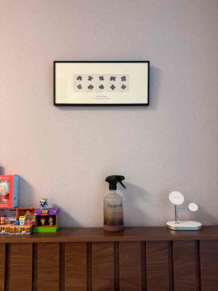 #예쁜템최고야

🏠見るたびに気分が良くなる我が家のかわいいテム3つ

自炊部屋を飾りながら実用性も重要ですが、さらっと家の雰囲気を決めるのはこんな小さなディテールらしいです:)
私が最近見るたびによく買ったと思う我が家のきれいなテム3つ紹介してみますよ 🤎

🌿 01. 偏白数
生活用品は目に見えれば、まったく隠しておきたい場合が多いのですが、これはむしろ取り出しておきたいデザイン！

すっきりとしたパッケージにウォールナットポイントカラーが入っているので、ウッドトーンや暖かい雰囲気の家に自然によく合います。
寝具の周りにしっかり載せておくだけでもインテリアの小物のように見えて気に入るアイテムですよ🌳

🛏️ 02. 三益家具ビッグ収納ベッド
収納スペースが足りない自炊室ではベッドの下スペースも絶対あきらめないじゃないですか…。 🥹

すっきりとしたデザインなのにベッドの下に寛大に収納できるのでスペース活用度が本当にいいです。
かさばるものやよく使わないものを入れておけば外に見える荷物がパッと減って家もずっとすっきり見えますよ！

🍀 03. 四つ葉のクローバー横型黒額縁
退屈だった壁にポイント一つあげたくて聞いたアイテム！

横型ブラックフレームがスペースをぴったりと握ってくれて
思ったより存在感があります。
四つ葉のクローバーデザインのおかげで、見るたびに気分が良くなるのはおまけ… 🍀🖤

きれいなものだけを集めるのではなく
私の家の雰囲気に自然に溶け込むアイテムを一つずつ探す楽しみで飾っています:)

あなたは家で見るたびに
「これは本当にきれいだ…」したい最愛のテムは何ですか？  #자취방꾸미기 #원룸인테리어 #자취방인테리어 #집꾸미기 #인테리어소품 #감성인테리어 #우드인테리어 #자취템