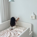 SNS에 자주 뜨던 예쁜 그 침대 .ᐟ 
아이방에 새로운 침대로 모셔왔습니다 🪽 

아이가 어릴땐 그저 예뻐보이던 침대를 들였는데
크고나서 보니 너무 쉽게 흔들리고, 
침대로 오르기위해 계단을 이용해야하고,
혹시나 뒹굴다 떨어질까 불안하고 😭
불편한 점이 한둘이 아니더라구요

그러다 발견한 〔토들즈 모리 데이베드〕 🛌

✔️ 어른이 흔들어도 튼튼한 내구성으로 안전하게
✔️ 패브릭 소재에 부드러운 곡선 디자인으로 안심되게
✔️ 얇은 두께로 좁은 아이방에도 슬림하게
설치할 수 있는 저상형 침대라 너무 좋더라구요!

특히 요즘 활동량 폭발💥하는 아이라
침대에서 장난도 치고 놀기도 해서 더욱 안전하고
아이도 편하게 쓸 수 있는 침대를 원했는데
정말 제가 딱 원하던 침대라 엄마도 만족 🫶🏻 

더군다나 화사한 화이트 컬러라
아이방을 보다 포근하고 화사하게 만들어줘
실물이 너무 예쁨 아기침대랍니다 🤍 


⌨️ 옵션 : SS, 플레인(패브릭), 좌형 + 푹잠 가드
#콘수프기록집 #예쁜템최고야 #아기침대 #아기침대추천 #토들즈 #토들즈모리데이베드 #데이베드 #아기침대 #저상형침대 #저상형침대프레임 #아기저상형침대 #아기방꾸미기 #아기방침대 #아기SS침대 