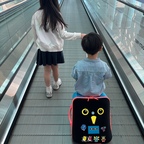 여름휴가. 드넓은 공항. 대기시간이 즐거워지는 마법.

마이크로킥보드에서 나오는 러기지예요.
기내용 캐리어로 기내에서 놀 아이들 물건 넣기 좋고. 
미끄러지듯 부드러운 바퀴 핸들링에 만족했어요. 
장시간 서 있거나 걷는 것이 어려운 아이와
함께 여행템으로 좋아요.  

#육아는템빨 #마이크로킥보드러기지 #마이크로킥보드