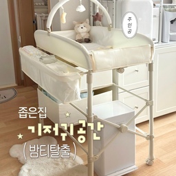 #콘수프 #콘수프기록 #콘수프기록집 #현명한소비 
저희집 진짜 좁아가지고 ㅠㅠ
아기 뒤집기 시작하자마자 기갈대 정리했거든요 
근데 없으니깐 기저귀 물티슈 정리도 안되고
허리도 넘 아픈거예요🥹
그래서 요번에는 수납까지 짱짱한
두리 모듈형 기저귀갈이대로 바꿔줬어요🤍
뒤집기 하는 아기는 기갈대 위험해서 안쓰는데
오오? 이거는 안전가드가 21cm정도로 높아서
아기가 옆으로 넘어가지도 않고 
모빌한테 정신뺏겨서 여기서는 로션바르고
기저귀입히고 옷입히고 하는데 잘있어요!
무엇보다 저의 허리가 가장 편안한듯요😌
써보니깐 기저귀갈이대도 진화했구나 싶네요..
기갈대 탑오브탑 아닐까…? 
#기저귀갈이대 #두리기저귀갈이대 #기저귀트롤리 
#기저귀쓰레기통 #두리 #매직캔 #아기방 #아기방꾸미기