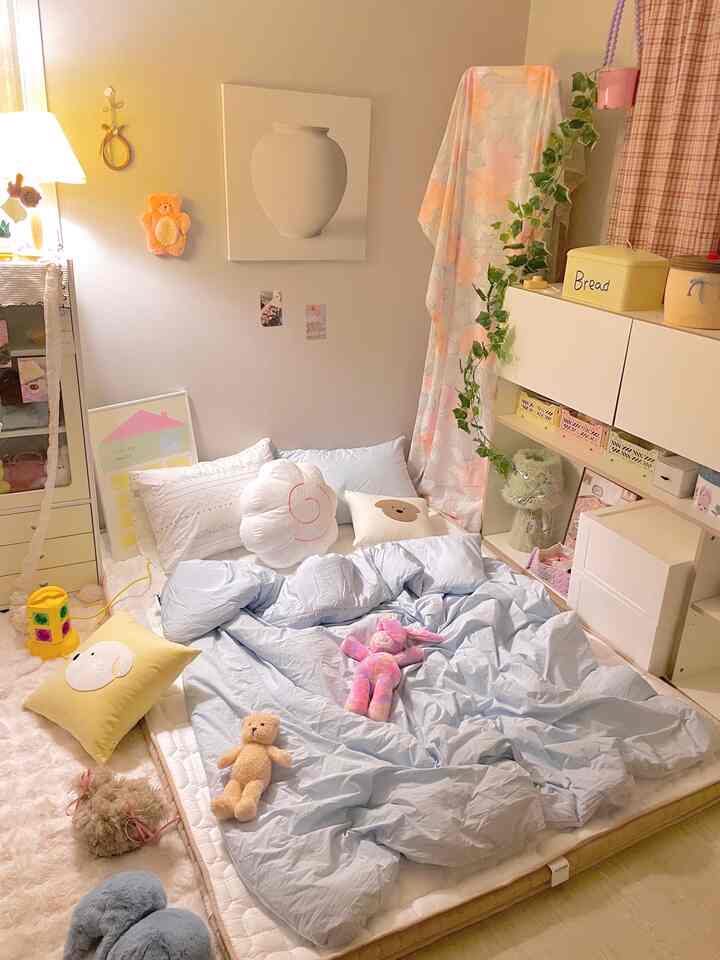 夜に見る寝室は世界の居心地の良い....💛
太陽が降り始めたら、点灯して忙しい🍋

#マルグミネ＃アイバンインテリア＃照明インテリア＃ダンスタンド＃スタンド照明＃パステルインテリア＃感性インテリア 

