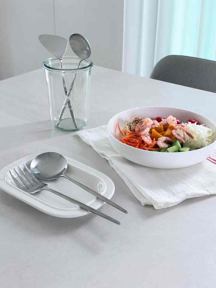 ＃五感レビューセレクションプログラムを通じて製品を提供され、直接使用してスタイリングした後期です。

最近キッチンでよく書いています
ヘリオサービング調理ツール4P🩶

普段の台所用品はよく使うほど
機能も重要ですが、デザインもさりげなく見ていきます。
ヘリオサービング調理器具セットは初めて見た時から
すっきりとした艶消しシルバーデザインがぴったりの好みだから目が通ったんです😊

ミニスクープ、サービングスプーン、料理フォーク、リバーシップまで計4つで構成されています。
一つずつ自分で使ってみると、それぞれ使い勝手が良く、手がよく行ったんですよ🙌🏻

ソースやスープのある食べ物は深みのあるミニスクープで、
サラダやおかずを和らげるときは平らなサービングスプーンで、
パスタのような綿料理は料理フォークで、
卵のフライナ・ブチムリュルをひっくり返したり、移すときは、裏返しに🍳

食べ物を準備して調理するときから
食卓の上から食べ物を和らげるまで
必要な瞬間ごとに使用に合わせて選んで使用できます。
四つとも活用度が高かったよ☺️

ステンレス304素材にマットした艶消し仕上げだから
無駄なくすっきりしながらも豪華な感じ🤍

調理器具の樽に差し込んで流し台に置いたり、
食卓の上にそのまま置いてもすっきりとよく似合い
何よりもミニマルな我が家のキッチンにも喧嘩だ。
もっと満足して使ってますよ🥰

使用してからは食器洗い機に入れることができます。
洗浄やケアも楽で、
ダイニングテーブルの上でサービスするときはもちろん
簡単な食べ物を調理するときにも使用できます。
最近キッチンから自然によく取り出して書いています:)

＃ヘリオ＃ヘリオサービング調理ツール＃サービング調理ツール＃ステンゾリツール＃ステンレス調理ツール＃調理ツールセット＃キッチン調理ツール＃サービングスプーン＃ミニスクープ＃料理フォーク＃ホームスタイリング＃今日の私たちの家＃かわいいテム最高です＃ホワイトムード＃25


