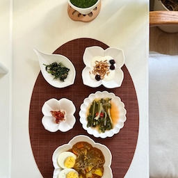 #인테리어노하우 #상차림 #콘수프기록집 #우드인테리어 #집밥 #집밥기록 #카레 #열무김치 #멸치볶음 #깻잎무침 #요거트 #케일주스 #식사기록