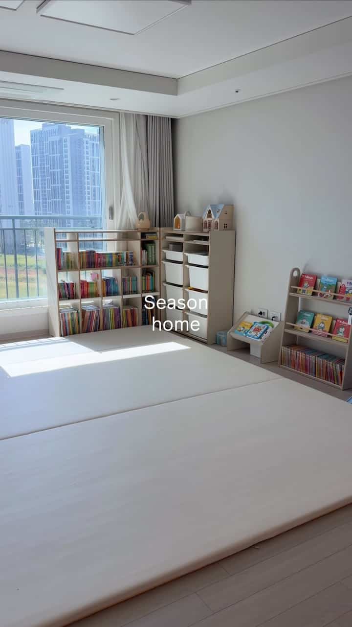 私たちの家はミニ家です🏡

私の家のあちこちの姿を短い映像に収めてみました。
子供と一緒に過ごし、少しずつ満たしている
最近の私たちの家の風景です🤍

#FTC27機＃リビングプレイスペース＃育児アイテム＃リビングスターグラム 