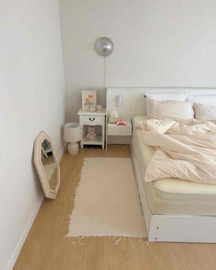 ＃私の家の照明

初公開するイサオン新婚ホームおじさん🩶
ベッドと家具はある程度満ちていました。
壁が空すぎて炭燈ランプをつけました。

˗ˋˏ 私もいる！ TANGUI ˎˊ˗

照明を消すとシルバーオブジェのようにポイントになります。
点灯すると、壁に沿って穏やかに光が広がり、
寝室の雰囲気が変わりました。

特に壁打ち穴なしで設置できますので
貸切集も気軽に雰囲気を変えるのにぴったり！
ホワイト＆アイボリーの寝室
シルバーカラーがポイントになって気に入っていますㅎㅎ

シルバーカラーはパッケージも新しくリニューアルされて
虚しい壁が悩んだら
家具の代わりに照明を一つ歩いてみてください➿

＃カーペット＃ufoランプ＃ムーターボールウォールライト＃ムードライト＃照明＃壁照明＃寝室照明＃寝室インテリア＃お部屋のインテリア＃新婚旅行のインテリア＃新婚旅行の装飾＃家の装飾＃ホームスタイリング＃ホームインテリア＃照明インテリア＃インテリア照明＃感情インテリア＃感性インテリア#ミニマルインテリア 