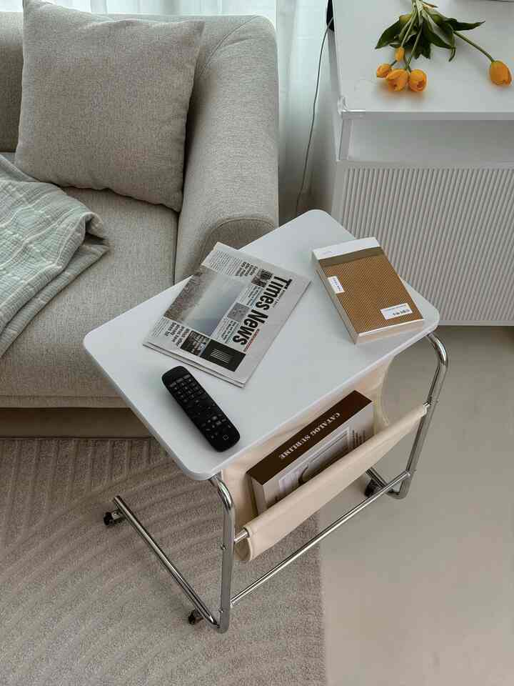 ＃五感レビューセレクションプログラムを通じて製品を提供され、直接使用してスタイリングした後期です。

いよいよ気に入る私たちの家のリビングルームのサイドテーブルを見つけました！

リビングルームにソファを入れた後にサイドテーブルが必ず必要でした。 「近いうちに好きなもので買わなければならない」 心だけ食べて先送りしていたのに、いよいよ人生サイドテーブルに会いました。

私が今回テーブルを選んで本当に重要に見たポイントが3つありました。

1️⃣必要な場所に簡単に移動できる移動性
2️⃣よく使う小物をきれいに入れるゆったりとした収納スペース
3️⃣リビングルームの雰囲気を活かしてくれるすっきりと上品なデザイン

これらの厳しい条件をすべて満足させた製品がまさにこの友達です。

初めて発送来た時はプレハブなのでちょっと気になりましたが、説明書が上手くなっていて難しくないようにたっぷりすぐ完成しました！完成してソファの横に配置してみると元々セットだったかのように我が家のリビングルームのインテリアにすっぽり似合いました。

普段も子育てしながらソファで過ごす時間が一番長かったんですけど。サイドテーブルができた後はソファライフの質がはるかに高くなりました。

テーブルの上に読みたい本も載せておき、子供の世話をする中途中の温かいコーヒーの一杯におやつまでセットしておくと、ソファの外に出るのが嫌になるほどです。

＃リビングルーム＃リビングテーブル＃サイドテーブル＃ソファテーブル＃リビングルーム＃リビングルームインテリア＃リビングスタイル＃リビング雰囲気＃リビングスタイル＃マンゴーショック＃ソファ＃ソファ＃調和インテリア＃花瓶＃花瓶おすすめ＃ロールマット＃ロールマットおすすめ＃リビングマット＃iPad 