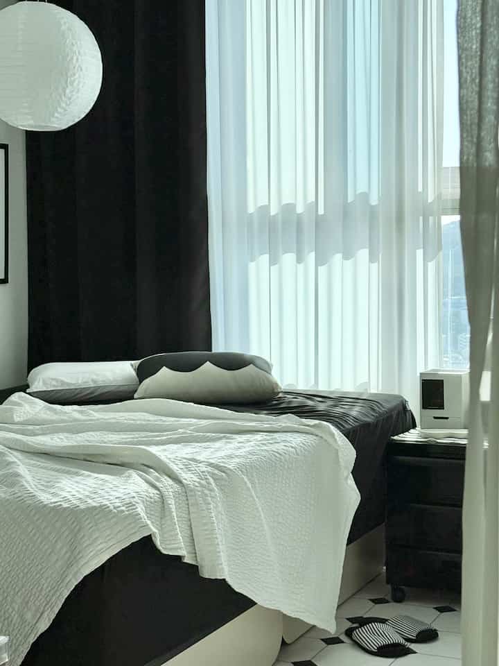 私たちの家の寝室には家具を最小限に置きました。
一番小さい部屋で寝室を飾って居心地がよく、ふんわりとひたすら睡眠に集中できるようにする方ですよ🖤
＃コンスープ記録集＃インテリアノウハウ＃寝室インテリア＃寝室装飾＃ベッドルームスタイリング＃ベッドフレーム＃ブラックインテリア 