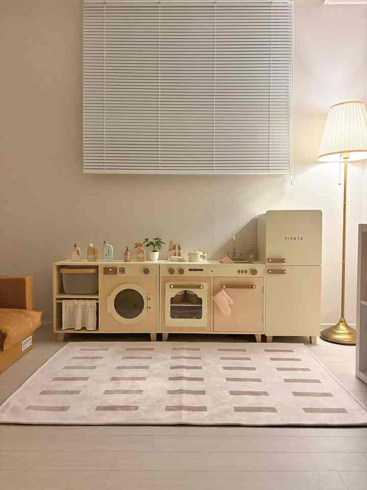 ＃五感レビューサレクションプログラムを通じて製品を提供され、直接使用してスタイリングした後期です。

子供の部屋に小さな変化を与えたいので敷いた
ホイデコグリッドラグ🤍

赤ちゃんの部屋はおもちゃや本のようにカラー感のある小物が多いので、ラグはあまりにも華やかなデザインよりもすっきりしながらも空間にほのかにポイントになる製品を探すようになりました。

今回選んだグリッドラグは端正なパターンが入っていて赤ちゃんの部屋に置いておくと思ったよりも良く似合いました。
全体的に落ち着いた感じだから家具、おもちゃとも自然に調和し、ラグひとつだけで部屋の雰囲気が一層温かく居心地の良い感じ🤍

特に子供が部屋で本を読んだり、おもちゃで遊んで床から過ごす時間が多いので、赤ちゃんの部屋ラグはデザインだけでなく生活しながら管理しやすいかも重要に見えます。

子どもと一緒に過ごす空間なので毎日きれいに管理してあげたいのですが、掃除機を利用して手軽にほこりを片付けることができて気軽に使用できてよかったです。

また、子供の部屋にラグを敷いておくと、床で遊ぶときにスペースがあります。 
少しもっとワクワクするように感じると思います。
普段は本を読む空間で、時にはおもちゃで遊ぶ遊び場として活用している赤ちゃんの部屋だからラグひとつが思ったより実用的だったんですよ。

カラーも4つで構成されており、子供部屋の家具や全体的なインテリアに合わせて選べるのもメリット✨

赤ちゃんの部屋を飾るときに家具をたくさん変えるよりは小さな小物一つに雰囲気を変えてみたいなら、ラグを加えてみるのも良い方法だと思います。

すっきりとしたデザインに暖かい雰囲気まで加わった
私たちの子供部屋の新しいポイント、グリッドラグ🤍

ホイデコ
