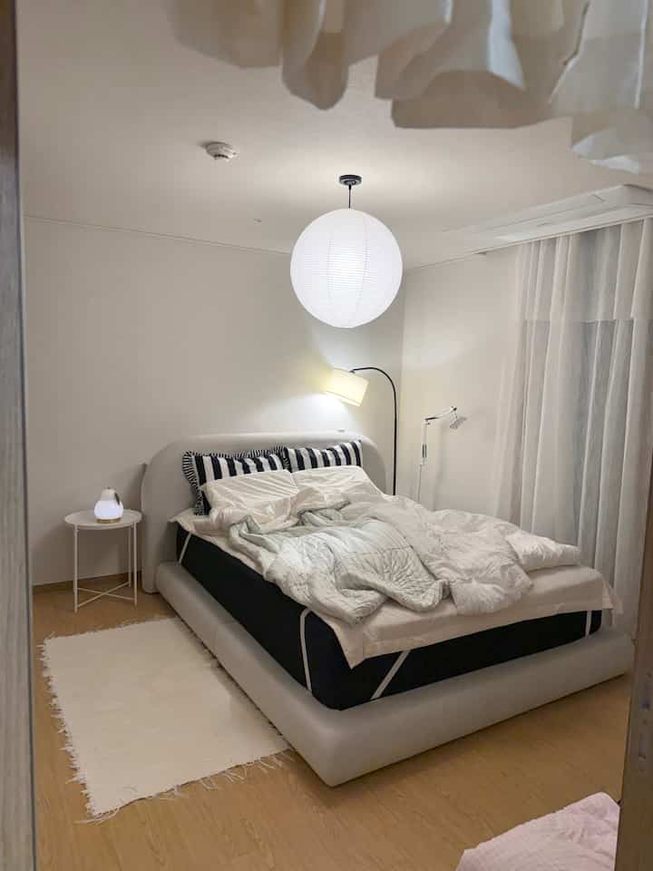 秋のマットレスカバーの寝具を変える🛏️
秋にマットレスカバーを暗い色に変えました。
雰囲気が全く違って見えて気に入ります🖤
新婚旅行は同じベッドで寝ていますが、
布団は脚布団を書くので 
2つの設定をしました☺️
だから、布団を買うことと買うことはありません。
私は暖かいのが好きで、夫は涼しいのが好きです。
寝具も合わせて選んで使えますよ🚪

＃コンスープ記録集＃賢明な消費2＃これで決定 
＃秋のインテリア＃秋のお祝い＃秋のお祝い寝具＃寝具＃寝具セット＃寝具交換＃寝具インテリア＃寝室＃寝室インテリア＃寝室スタイリング＃寝室飾り＃寝具＃布団セット＃布団おすすめ＃新婚夫婦の寝室＃秋の寝室 