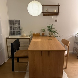 [우리집 잘산템 추천]
집 이사오면서 산 것 중에 가장 만족도가 높은 제품은 바로 요 테이블이에요 :) 
크면 클수록 좋다고 생각해서 1400사이즈로 구매했는데 결과는 대만족!!✨
우드 테이블 보면서 가격+디자인+컬러를 제일 중요하게 봤는데 나뭇결이나 색감이 이 가격에 이퀄리티••?정말 너무 만족해요……••🥹
#ftc28기 #잘산템추천 #원목테이블 #우드테이블 #우드인테리어
