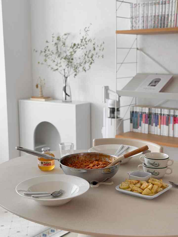 ランチで作ったラグパスタとくさびポテト🍽️
家では主に簡単に1つか2つの食べ物だけを置いて食べることになると思います。  #오늘의가든 #홈스토랑 #오홈스토랑 #브런치 #세라믹식탁 #플랫포인트 #소통 #맞팔 #선팔