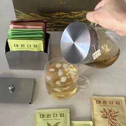 #콘수프기록집 #현명한소비 
#제품제공 @daehantea_official 
추석을 앞두고 고른 센스 있는 선물, 대한다업 섬진 컬렉션 🍵
패키지부터 차분하고 고급스러워서 선물하기 좋았는데, 무엇보다 여러 종류의 차가 다양하게 들어 있어 하나씩 골라 마셔보는 재미가 있더라고요.
따뜻한 차 한 잔과 함께 잠시 여유를 즐기기에도 좋고, 취향에 따라 골라 마실 수 있어 받는 분도 좋아할 것 같아요.
이번 추석에는 정성스럽게 마음을 전할 수 있는 차 선물로 준비해보세요 🤎
사진에 사용한 유리제품은 모두 무인양품 제품입니다!
#추석선물세트 #추석선물 #대한다업 #차선물세트
#무인양품주전자 #무인양품추천템 #무인양품내열유리
