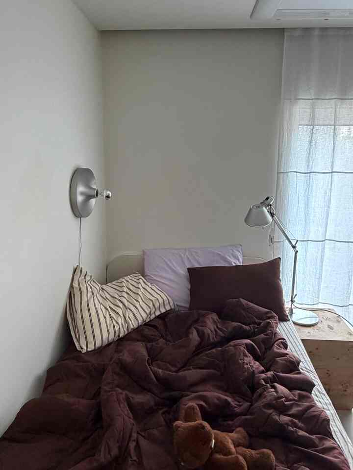 #오감리뷰セレクションプログラムを通じて製品を提供され、直接使用してスタイリングした後期です 

ダークチョコブラウンカラーの寝具🧸
最近朝夕に肌寒くなって寝室にも深く行く秋の雰囲気を加えてくれるふわふわの掛け布団を探しに行ってこの製品を選んでみることになりました。 
直接受けてみると、画面より色味がはるかに高級で深く落ち着いたブラウンカラーなので、従来にあった部屋の家具とも自然に調和します。 
ふとんを変えただけですが、部屋の中全体がはるかに暖かく居心地の良い感性で満たされています。
四季折々に出てきた製品なので、重すぎたり苦しくなく、雲のように柔らかく体をふわふわ包み込むダウンフィル布団なので、軽いながらも暖かい風合いが本当に好きです。  #침구 #침실 #아이방 #가을
