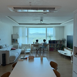 #거실서재화 1
여름방학 때 만들었던 거실 서재화 첫번째 구조
여기서 조금씩 바꾸며 편한 구조를 찾고 있어요
다음 구조도 올려볼게요❤️
편안한 저녁 시간 보내세요🙇‍♀️
#쏭벤져스 #거실인테리어 #거실꾸미기 #집꾸미기 #아파트인테리어 #디아망퓨어화이트 #샷시필름 #책장 #거실책장 #탬버린하우스 #회전책장 #소파 #무니토콤피소파 #모듈소파 #1인소파 #거실책상 #거실테이블 #콘수프기록집 #인테리어노하우 #맞팔환영 #맞팔해요 #실링팬 #로슬러프라임3 