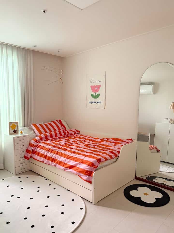 ＃チャットルーム＃チャットルームインテリア＃子供部屋インテリア＃子供部屋家具

子供部屋にさわやかな寝具
ドット柄楕円形かわいいラグでポイントサイクル🤍

素敵なイラスト
ファブリックポスターとミニフォトフレームも
とても可愛いです💕


 ＃キッズルームのインテリア＃ほこりのないラグ 