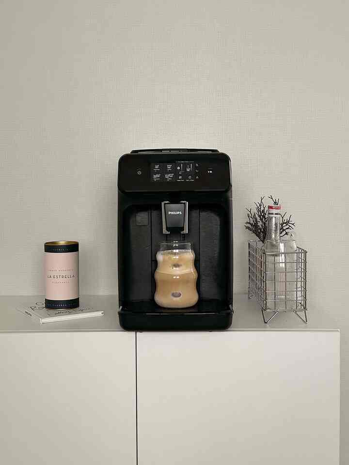 私の家のコスパコーヒーマシン\̅_̅/̷̚ʾ 
通っていた会社でもこれを使いながら掃除も楽で使い方も楽だった記憶がありましたが、YouTubeでコスパのおすすめのテムとして見て買ったコーヒーマシン！
4年目とてもよく使っている中 ☕️ ໒꒱  #홈카페존 #커피 #커피머신추천 #필립스커피머신 #가성비템 