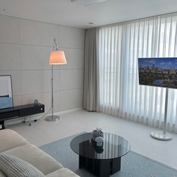 #취미는가구배치 #거실 #livingroom 
거실 가구 배치를 바꿨어요! 위치를 살짝 바꿨는데 좀 더 아늑한 느낌이 나서 마음에 들어요🫐🖤