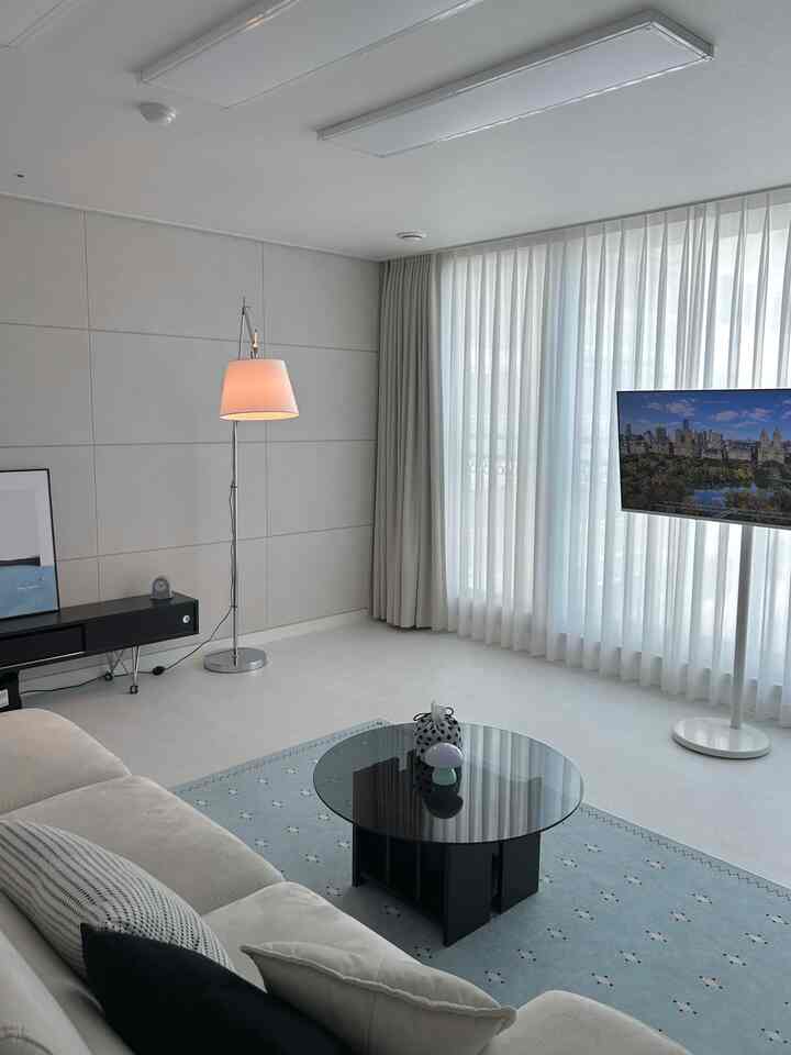 #취미는가구배치 #거실 #livingroom 

リビングルームの家具の配置を変更しました！場所を少し変えましたが、もう少し居心地の良い感じがして気に入ります🫐🖤