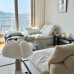 #취미는가구배치 거실 가구 배치 모듈소파로 바꿔주기🛋️
처음엔 평범한 일자형 배치로 
소파를 두었다가 (마지막3장)
지금은 마주보고 이야기도 할 수 있고 🗣️
나란히 누워서 티비도 볼 수 있는 구조로 
소파 배치를 바꿔서 지내고있어요 🤍
소파 배치 하나로 분위기와
생활 방식까지 달라질 수 있고
고정된 자리가 아니라 
마음대로 언제든 바꿀 수 있는 모듈소파가
큰 장점 인것 같아요〰️
#모듈소파 #소파 #거실 #거실인테리어 #거실꾸미기 #거실테이블 #거실가구 #거실러그 #거실소파 #거실수납장 #거실소품 #거실리모델링 #가구배치 #거실가구배치 #거실가구배치추천 #소파배치 #모듈소파배치 #모듈소파추천 #까사미아캄포 #까사미아소파 #거실가구추천 #소파추천 #소파 #소파인테리어 #북유럽인테리어 #북유럽스타일 #모던인테리어 #미니멀인테리어 #신혼집인테리어
