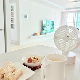 오늘의 행복 :)
#현명한소비 #콘수프기록집 #무화과 #무화과토스트 #간식 #간편식 #거실인테리어 #미니멀인테리어 #미니멀라이프 #베키아에누보 #올리브치아바타 
너무 물러져버린 무화과가 아까워서 대충 썰고
그 위에 꿀을 뿌리고 잠시 놔둔사이
치아바타 살짝 데워서
무화과를 쨈처럼 발라 먹으면 그게 바로 행복🤍