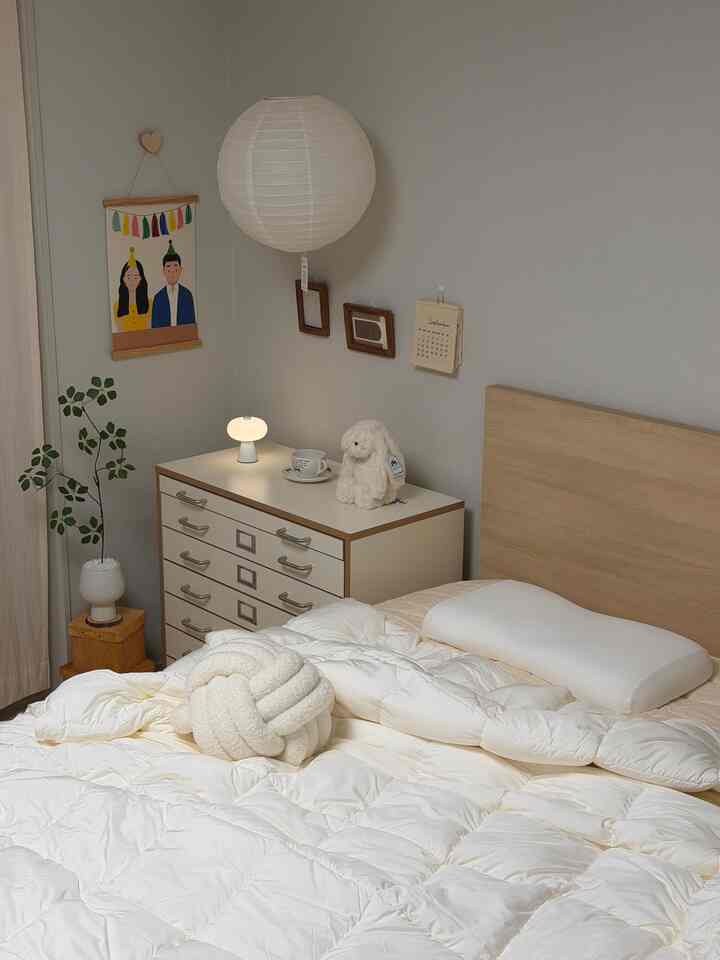 ウッドインテリアそのものである我が家の寝室🛏️🤍🫧

寝室は暖かく暖かく飾りたかったのですが、 
お好みに合わせて飾られてより満足のいくようです。 

ベッドフレームはシモンズでマットレスとセットで購入しましたが、 
使ってから古くなってもモダンなデザインだから飽きない
満足して書いています。温かみのある寝室です - ෆ 

＃ウッドインテリア＃ウッドテム＃ベッドルーム＃ベッドルームを飾る＃ウッドシェルフ 
＃ウッドインテリアアクセサリー＃ベッドルームテム
＃シモンズ＃シモンズマットレス＃シモンスフレーム＃コミュニケーション＃メイド 