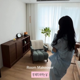 오늘은 방 배치 바꾸는 날 𓂃 𓈒 𓏸 𓍢ִ໋
새로 방 배치 바꿔봤는데요 열심히 고민해서 배치 바꾸고 새로운 행거 들였는데 어쩜 이렇게 찰떡같이 잘 어울리는지 ••🖤
오그레 온도 스테인레스 무브 행거는 깔끔한 스테인레스 바디에 월넛 포인트가 들어가 세련된 무드를 더해주어 어느 공간에나 잘 어울려요
사이즈가 넉넉해서 데일리 옷 마음껏 걸어도 공간이 남아 가방이나 잠옷도 이리저리 던져두지 않고 톡 걸어주면 깔끔한 드레스룸으로 유지할 수 있어 정리 부담도 줄었어요 💭
비퀴가 부드럽고 쉽게 고정도 가능해서 손님 오실 때 외투 걸이용으로도 고급스럽게 사용이 가능하고,
높낮이 조절 되니 특히 겨울에 긴 코트도 끌림 없이 걸어둘 수 있어 쇼룸이나 가정집 어디에서나 활용도 높게 사용 가능한 행거랍니다 🌿
행거 하나로 쉽게 감도 높이는 법 ✍️🖤
#취미는가구배치 #콘수프챌린지 #오그레 #오그레온도스테인레스행거 #행거추천 #이동식행거 #실버행거 #무빙행거 #드레스룸행거 #스탠드행거 #쇼룸행거 #드레스룸인테리어 #서재인테리어 #방인테리어 #거실인테리어 #집들이 #ftc26 
