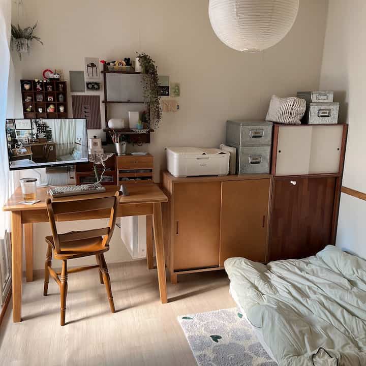 家具を再配置しました🛏️✨
ベッドと収納場所を変更しました。
空間の雰囲気が変わったようです。

同じ家具ですが、配置だけを変えても
新しい空間になった気分🤍

＃今日の私たちの家＃コンスープレコードハウス＃趣味は家具の配置＃家具の配置＃木のインテリア＃ビンテージ＃ビンテージのインテリア＃小さな部屋＃部屋の飾り＃スペース分離インテリア＃スペース飾り＃デスク飾り＃壁飾り＃壁棚 