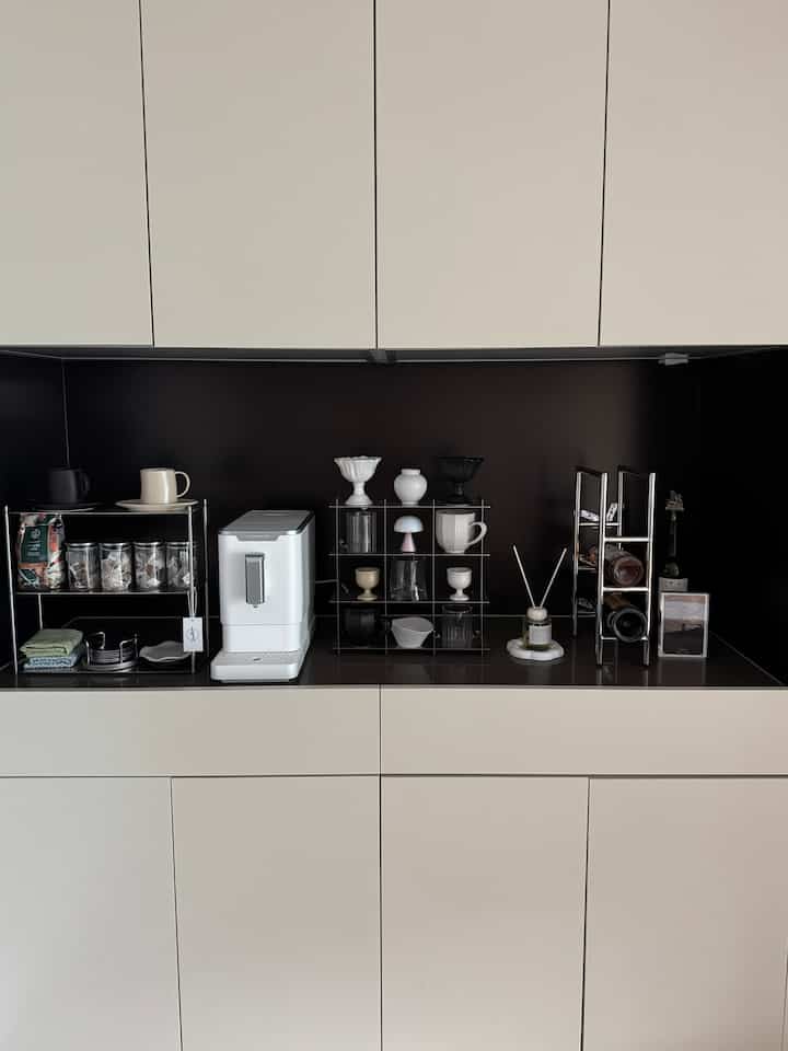 🖤

1.ジェニファールームコーヒーマシン機☕️
豆を入れておくと手軽にコーヒーを下してくれて、朝ごとに手がよく行ったんですよ！ 
デザインもスッキリし、ホワイトカラーでホームカフェによく合いますよ～ 
自宅で楽にコスパの良いコーヒーマシンで美味しいコーヒーを楽しみたい方におすすめです :)

2. ステンレス鋼カップ棚9マス
ホームカフェゾンで欠かせないステンレスカップの棚ですよね？ 🩶よく使うカップや小物の持ち上げにぴったりですよ！
ステンレスですっきりして管理するのも楽でおすすめです〰️

3. ステンレス製棚3階
茶碗とコーヒー豆、そしてティーコースター、キッチンテックなど多様に載せておくことができ、活用度がいいです！実用的なのにすっきりとしたステンでインテリア効果まで取り揃えており、最近愛情のあるアイテムです🤍

4. レクソンミニ照明 
可愛いデザインなのでオブジェのように置いても綺麗で、ワイヤレス充電式だから好きなところに移して使えて楽ですよ〜雰囲気によって照明を3つ変更可能なのでいいです✨
インテリア小物のようにきれいで実用的な照明をお探しの方におすすめです！


5. ステンティーコースター  #우리집조명자랑 #홈카페 #홈카페존 #주방 #주방인테리어 #리빙룸 #제니퍼룸 #커피머신 #렉슨 #미니조명  #스텐선반 #쇠테리어 #컵 #오브제컬렉션 #ftc기록 #집꾸미기 