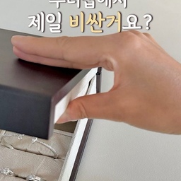 미니 집들이 2탄🏡
⠀ 
💰우리 집에서 제일 비싼 거요⁉️
비싼 가구도 
가전도 아니고❌
아이들 학교 보내고 
집안일 시작하기 전
잠깐 쉬는 딱 30분⏰
커피 한 잔 마시고
멍 좀 때리고
이제 슬슬 움직여야죠.🧹
이 30분은
진짜 돈 주고도 못 사요🤣
⠀ 
⠀
#오늘의우리집 #콘수프기록집 #ftc28기 #ftc28  
#현실살림 #집안일 #미니집들이 #주부일상 #살림일상 #살림 