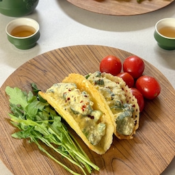 🌟
🍽️ 오늘의 메뉴
- 에그 타코
치즈🧀를 이용해서 타코 틀을 만들고 
속은 오이🥒와 계란🥚으로 
샐러드 만들어서 채워주기🌟 
레시피 보고 따라해본건데 
치즈로 만드는게 제일 어려웠어요😭
치즈는 생각보다 오래 녹혀줬고 접는 타이밍이 생명〰️
중국가서 사온 판다 티팟 이용해 따뜻한 차 한잔 같이 해주면 맛있고 든든한 브런치가 되어요🙌🏻💛🌟
 #신혼은뭐먹집 #신혼밥상 #집밥 #집밥요리 #집밥기록 #오홈스토랑 #오늘의집  #오늘의집에서샀어 #오늘의식탁 #홈스토랑 #홈스윗홈 #디너 #디너플레이트 #디너테이블  #한상차림 #오늘의집 #오늘의집FTC26기 #FTC26기 #콘수프기록집  #한끼 #치즈타코 #타코 #계란 #오이 #오이샐러드