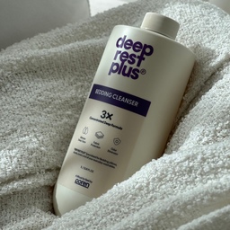이불 세탁, 다들 얼마나 자주 하시나요?🛏️
저희 집은 한 달에 3~4번은 거뜬하게 하는 편인데, 아무래도 침구류는 매일 오랜 시간 피부에 직접 닿기도 하고, 자면서 흘리는 땀 때문에 자주 세탁하지 않을 수가 없더라고요. 하지만 세탁기를 돌릴 때마다 예쁜 베딩이 망가지는게 느껴져서 늘 아쉬웠어요.
그러다 사용하게 된 딥레스트플러스 베딩 클렌저🧼🤍
침구 특화 세제라 땀이나 각질 같은 인체 분비물을 깔끔하게 분해하는 8종 효소가 들어있고, 침구 보호를 위한 천연 추출물 성분이 함유되어 있어 섬유 보호 효과가 탁월해요!🙌🏻 여기에 냄새 분자를 근본적으로 제거해 주는 탈취 포뮬러 덕분에 찌든 땀냄새까지 싹 잡아준답니다. 
유해 물질 FREE에 잔류 세제 걱정도 없고, 비건 인증까지 받은 제품이라 안심하고 사용하는 중이에요✨
사실 남편이 잘 때 땀을 많이 흘려서 짜릿한 냄새와 함께 잠들곤 했는데요..ㅎ 요즘은 항상 향기롭고, 뽀송하고, 포근한 기분으로 잠들어요..🥺🫧🤍
전용세제를 괜히 쓰는게 아니네요 여러분,,🫧🛏️🤍
#온눅네 #신혼집 #신혼부부 #신혼부부일상 #신혼부부안방 #33평구축인테리어 #33평아파트인테리어 #집꾸미기 #우드인테리어 #웜톤인테리어 #딥레스트플러스 #drp #세제추천 #베딩클렌저 #침구전용세제
