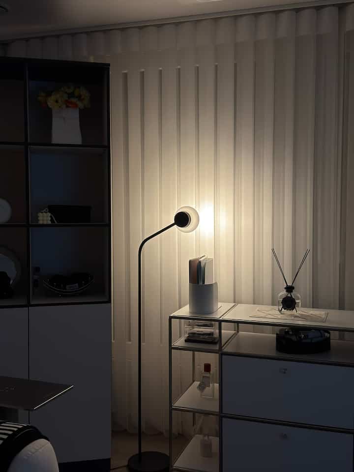 3万ウォン台で完成した夜のムード、 
IKEAサンボルドフロアスタンド💡🖤

夜にメイン灯を消してほのかにつける間接照明を探して発見した3万ウォン台の新生雨サリムテム、「イケアサンボルド（SAMBORD）ジャンスタンド」ですよ₊˚⊹♡⊹˚₊

もっとスリムでスッキリとしたマットブラックデザインだから3万ウォン台だと全く信じられないビジュアルに感心しました🖤✨

無彩色の家具とステンモジュールの間ですっぽり浸透し、狭いコーナースペースも充実しています ໒꒰ྀི ੭*ˊᵕˋ꒱ྀི੭
 
照明ヘッドを壁や窓側に照らしておくと、眩しいことなく柔らかな光が反射され、夜のムードがはるかに居心地よくなります⟡ ♡。 ₊ 🪟🌙
 
ちょっと明るい光を入れただけなのに、一日の疲れがサルル溶け落ちる気分 ☁️ 𓂃 𓈒𓏸 🧁☕️
負担のない価格で雰囲気のある夜の気温を満たしたい方に強力おすすめですよ -ˋˏ♡ ˎˊ- ⸝⸝• ̫•⸝⸝

＃コンスープ記録集＃今日の家＃家の装飾＃20フラットインテリア＃IKEALover＃LightingDecor